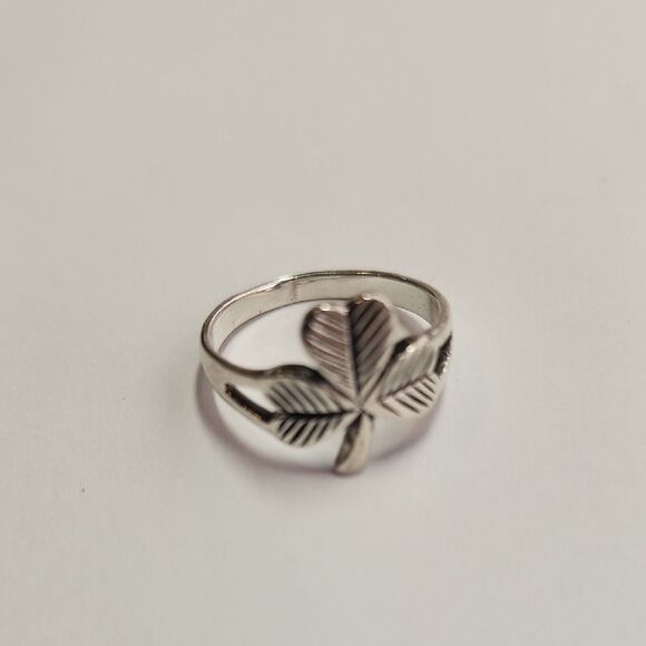 Sterling Silver Clover Design Ring Size 6.75 - Picture 1 of 4